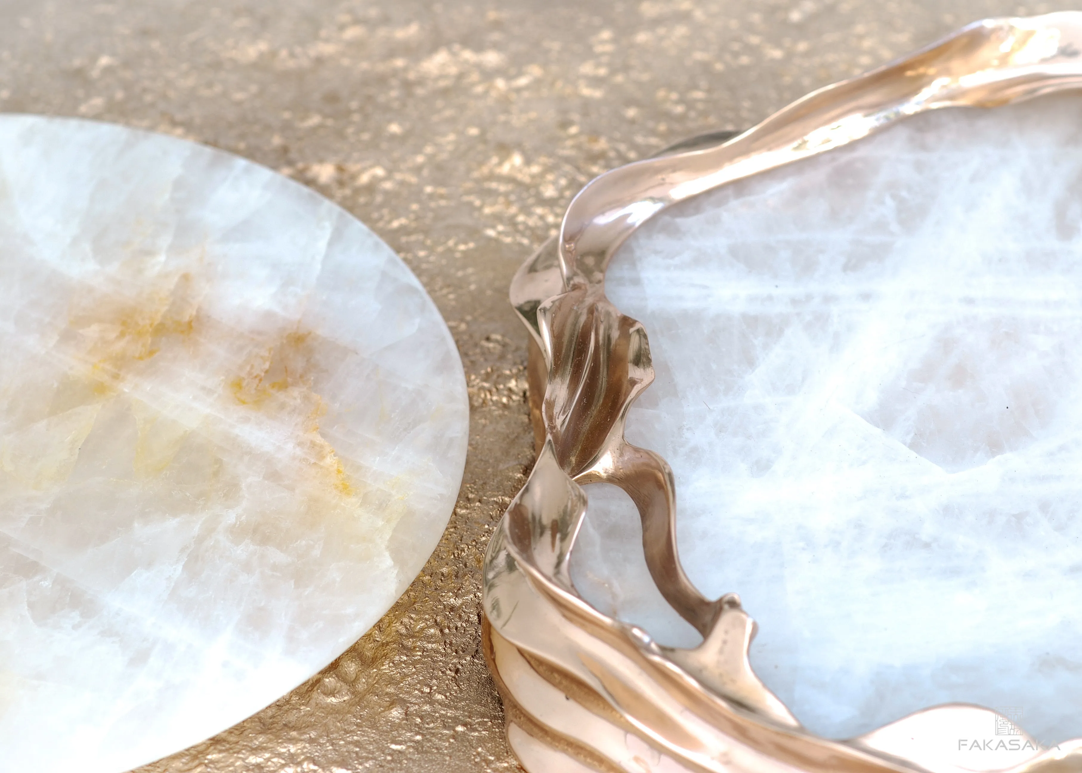 DEAR SONIA<br><br>BOWL / CENTERPIECE<br><br>TRANSLUCENT ONYX<br>POLISHED BRONZE