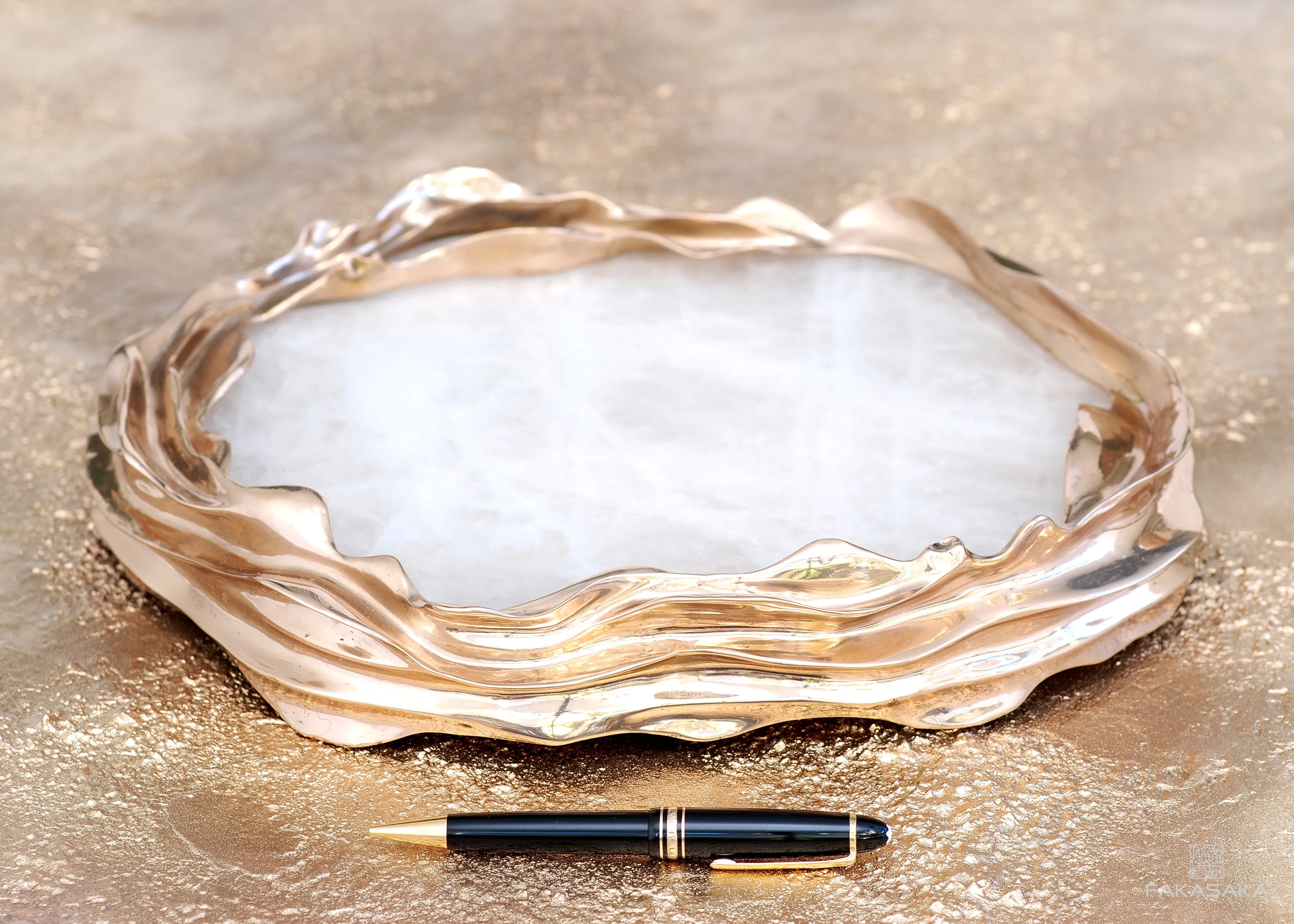 DEAR SONIA<br><br>BOWL / CENTERPIECE<br><br>TRANSLUCENT ONYX<br>POLISHED BRONZE